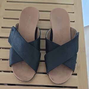Vionic Black and Tan Sandals with Modern Criss-Cross Design
